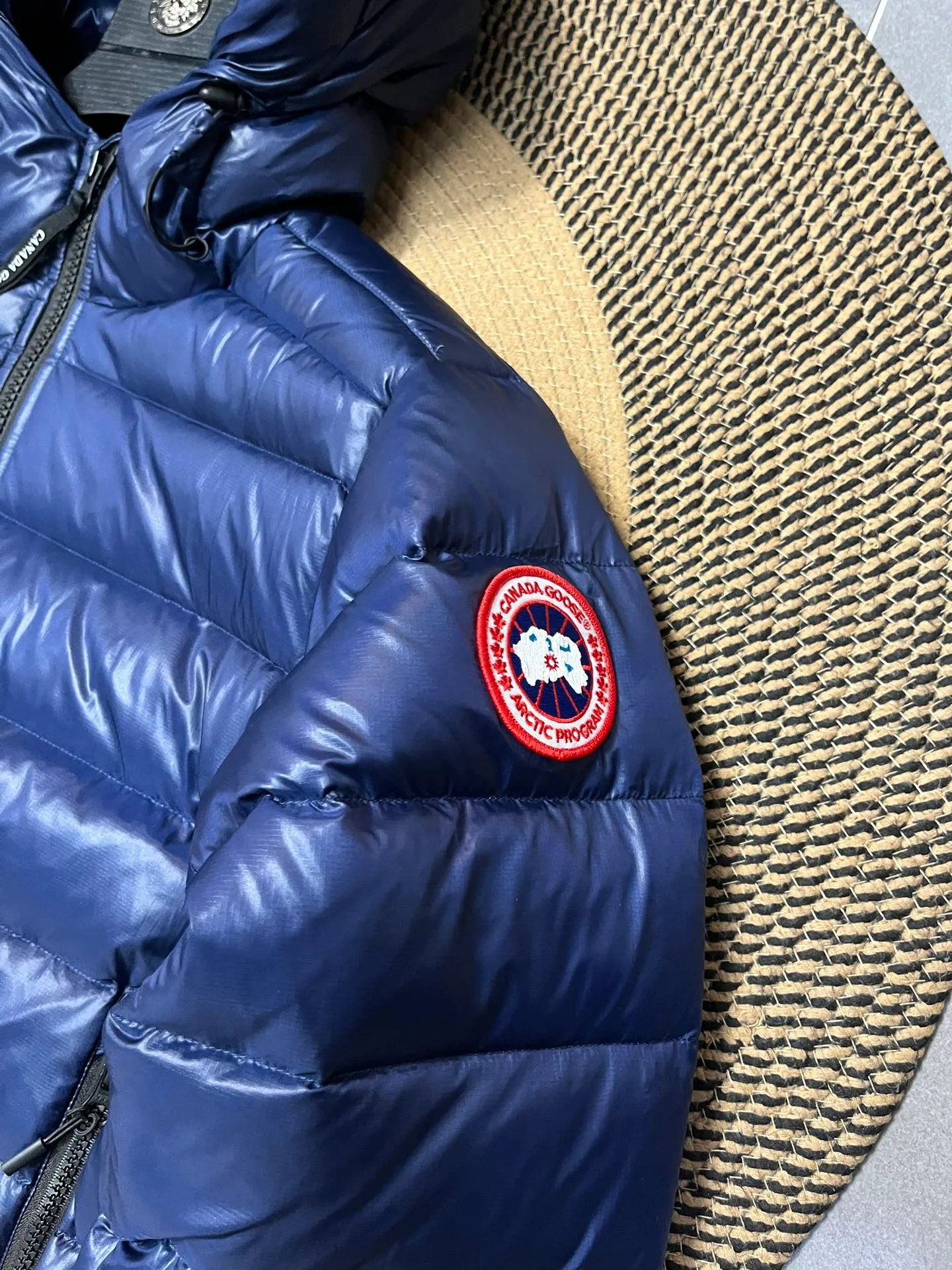 P940 Top 🔥purchase version 𝘾𝘼𝙉𝘼𝘿𝘼 𝙂𝙊𝙊𝙎𝙀/Canada Goose 2227 thin and light style. It’s super lightweight and doesn’t feel any weight on your upper body at all! Show more temperament‼  Canada Goose, a Canadian brand, has always been recognized as the warmest down jacket. Various Instagram celebrities, Internet celebrities, and celebrities often wear it for street photos. I make Canada Goose every year, but I still can’t get rid of my love for the goose. No matter how cold the winter is, there is no need to be afraid. Canada Goose is the legendary warmest down jacket and is known as a must-have for Arctic outdoor sports! The most popular down jacket in the world, celebrities are rushing to buy it, it is a must-have! Size: S-2XL Color: silver gray (red label) silver gray (black label), black (red label), black (black label), dark blue